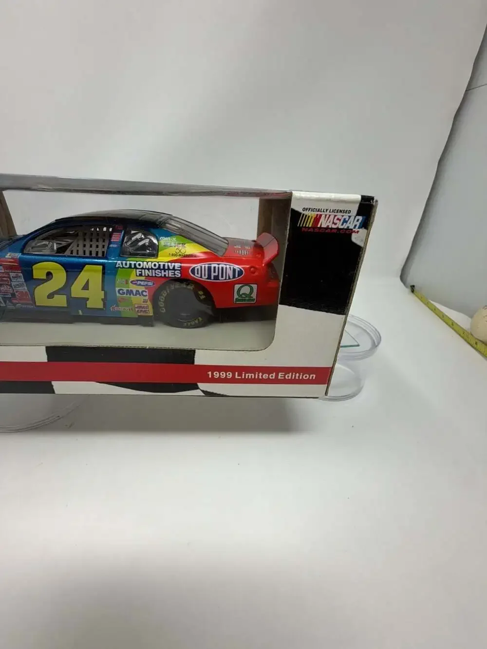 Action Performance 1999 Jeff Gordon #24 DuPont NASCAR 1:24 Scale Diecast Stock C